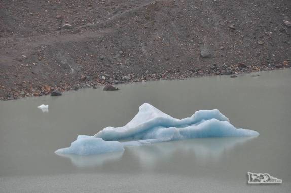 Um bloco de gelo azul na Laguna Torre, no Parque Nacional Los Glaciares, perto de El Chaltén, na Argentina